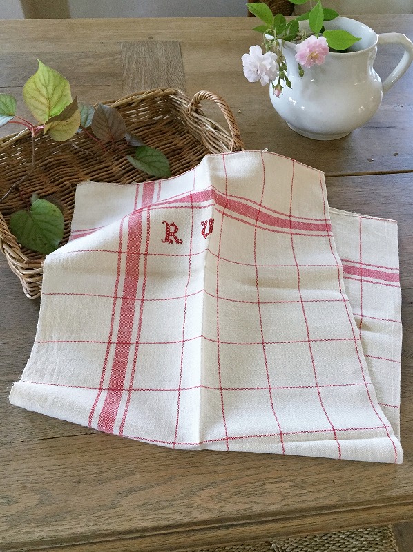 フランスイニシャルがかわいいリネン製キッチンクロスはかわいい