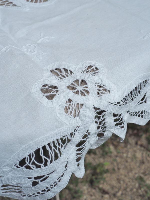 フランスお花の刺繍が繊細で上品なテーブルクロスはかわいい