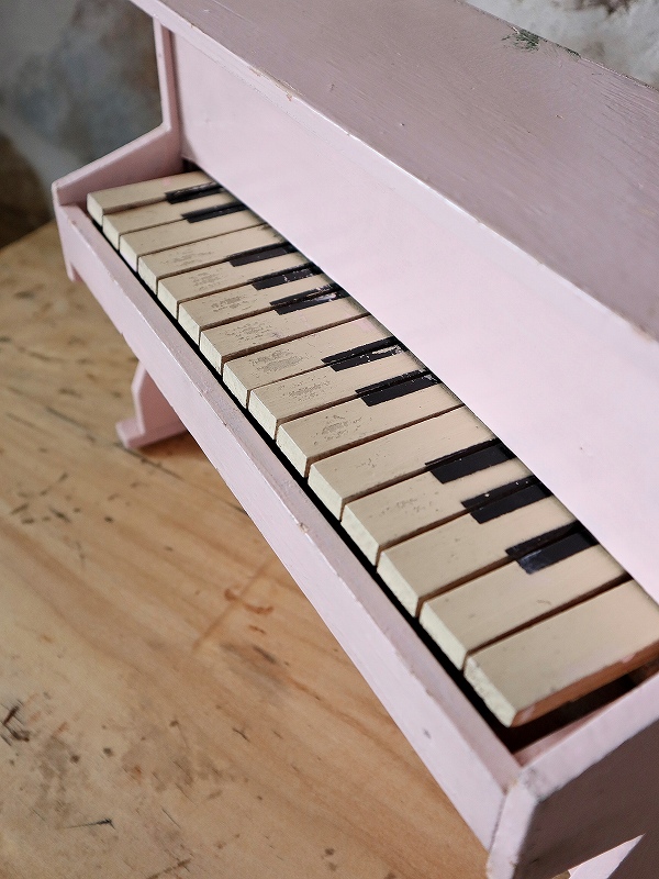 フランスベビーピンクのトイピアノはかわいいアンティークネット