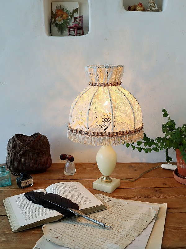 フランスレースがかわいいテーブルランプはかわいいアンティークネット