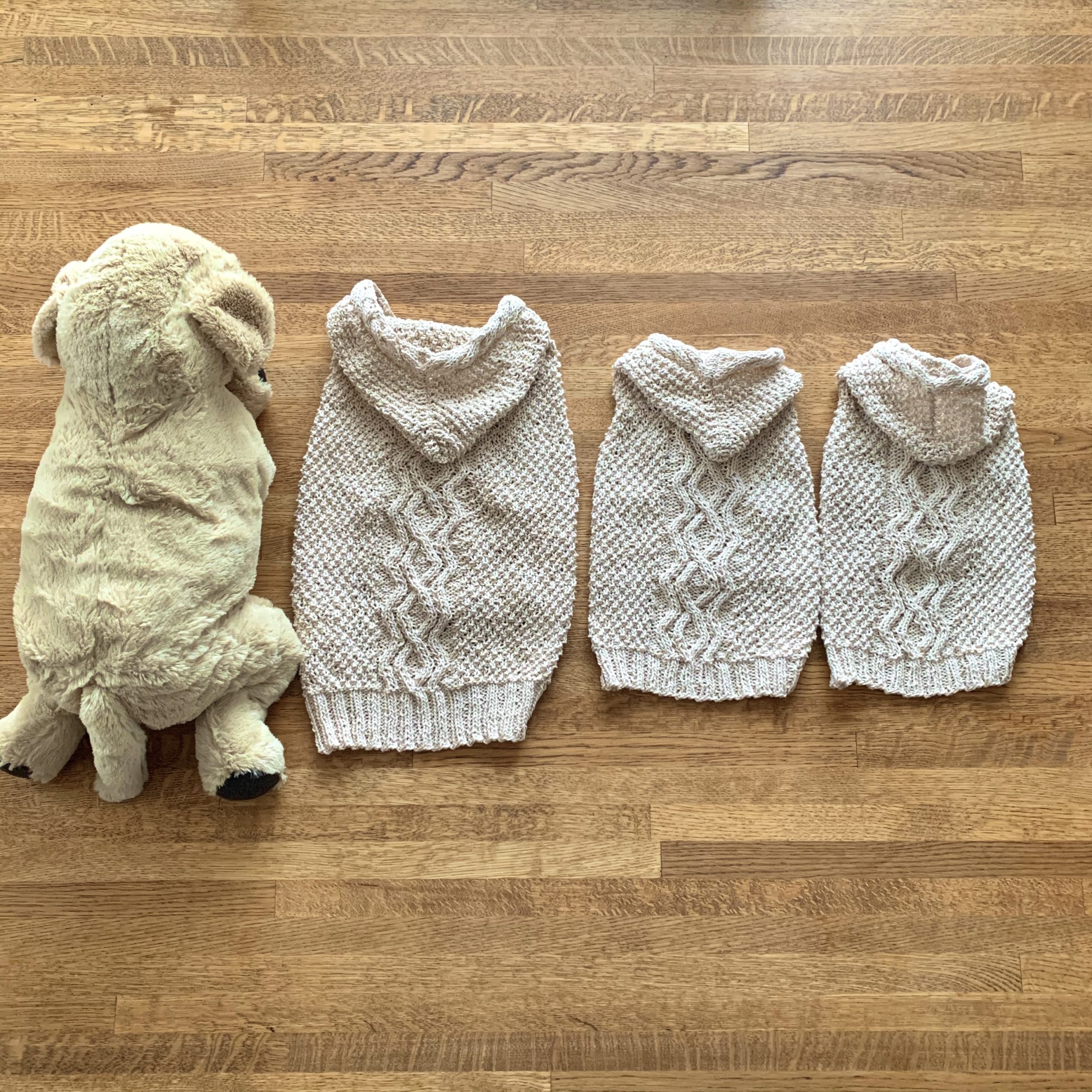 ケーブル模様のフード付きドッグベスト【犬服編み図】 | サポトリコ