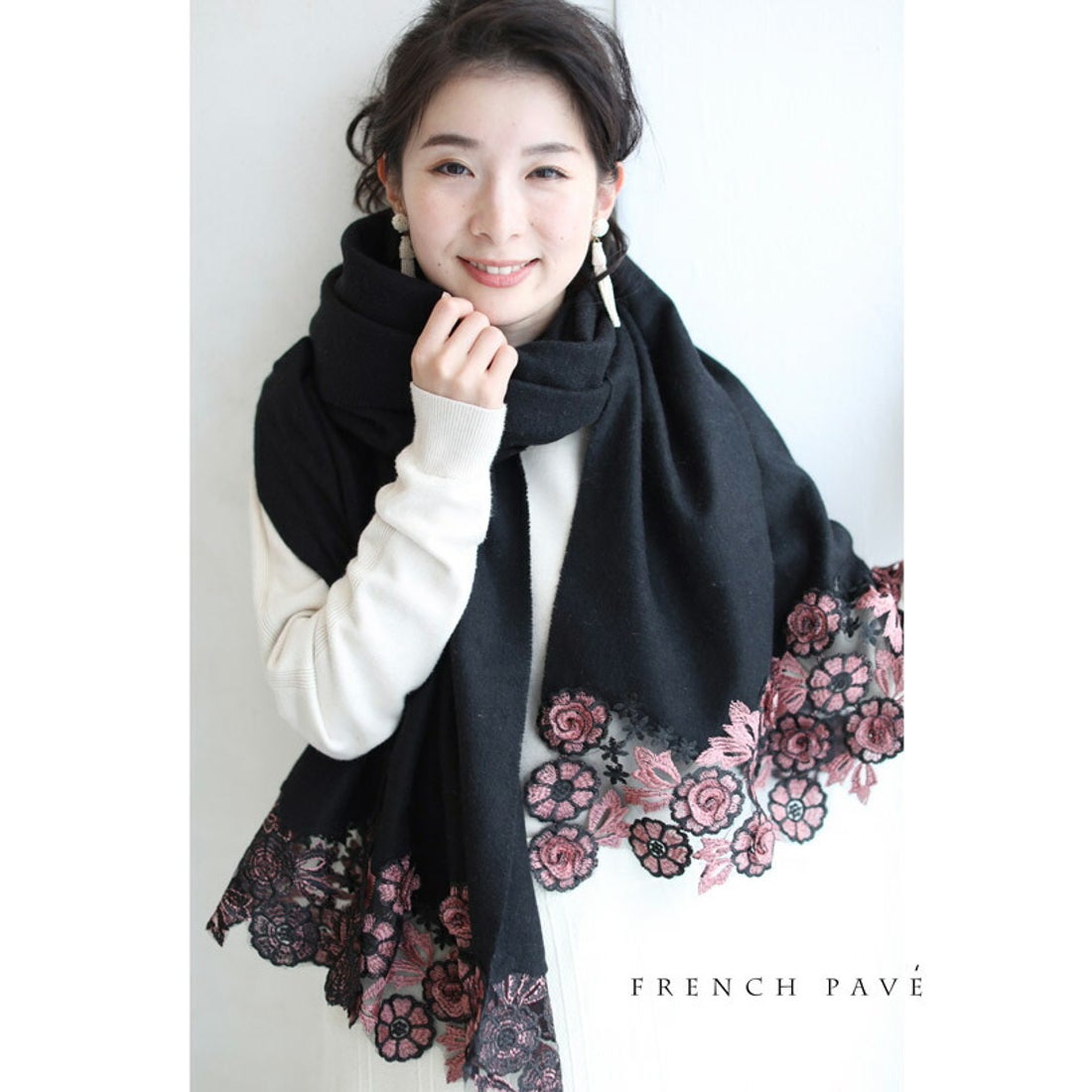 カワイイ CAWAII 上質な肌触り。立体花刺繍のストール （ブラック