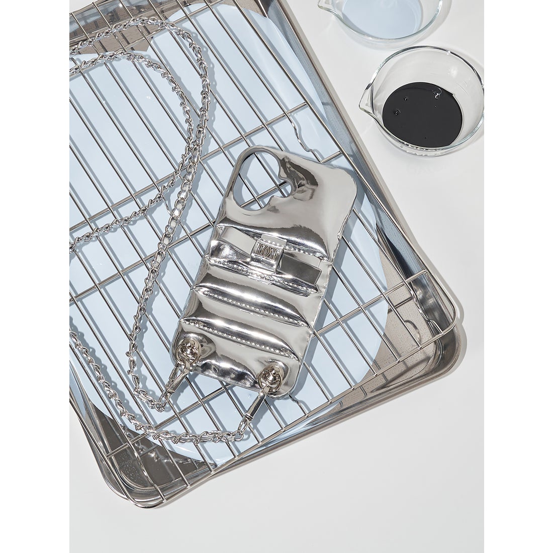 ダーリッチ キルティングビジューDDチャーム iPhone 16 ケース 白