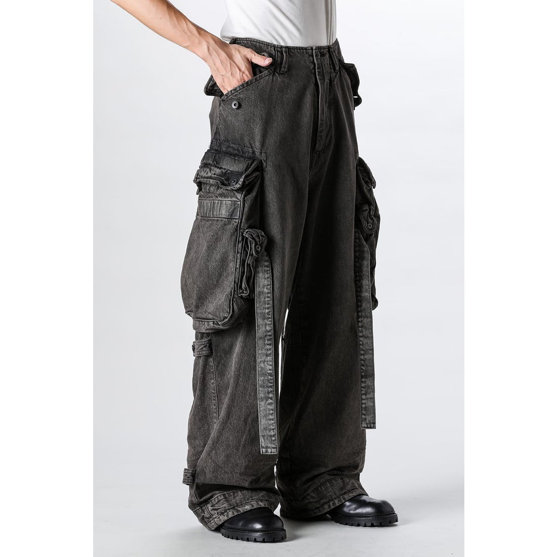 JULIUS 12oz Denim Wide Gasmask Cargo Pants（CHARCOAL） - Osaka