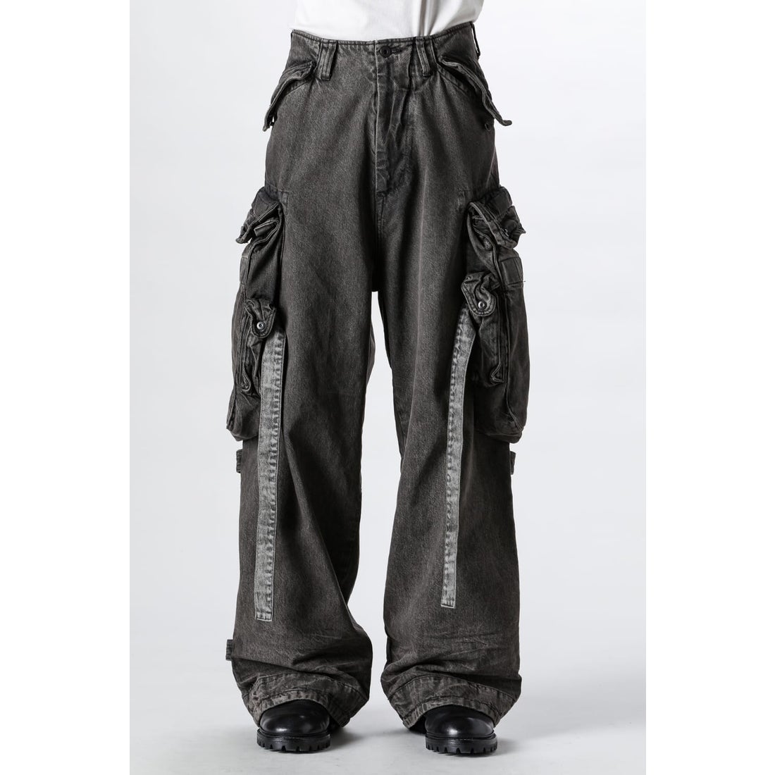 ユリウス JULIUS 12oz Denim Wide Gasmask Cargo Pants（CHARCOAL