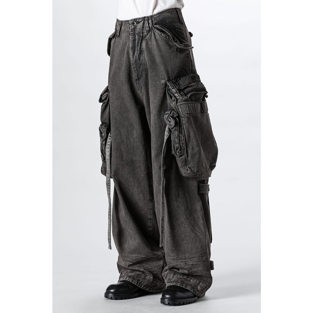 ユリウス JULIUS 12oz Denim Wide Gasmask Cargo Pants（CHARCOAL