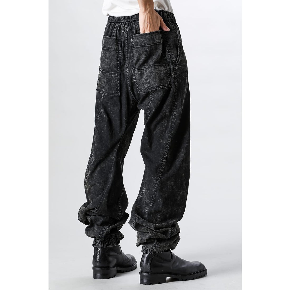 JULIUS Cotton Nylon Twill Seamed Easy Pants（ASH BLACK） -FASCINATE
