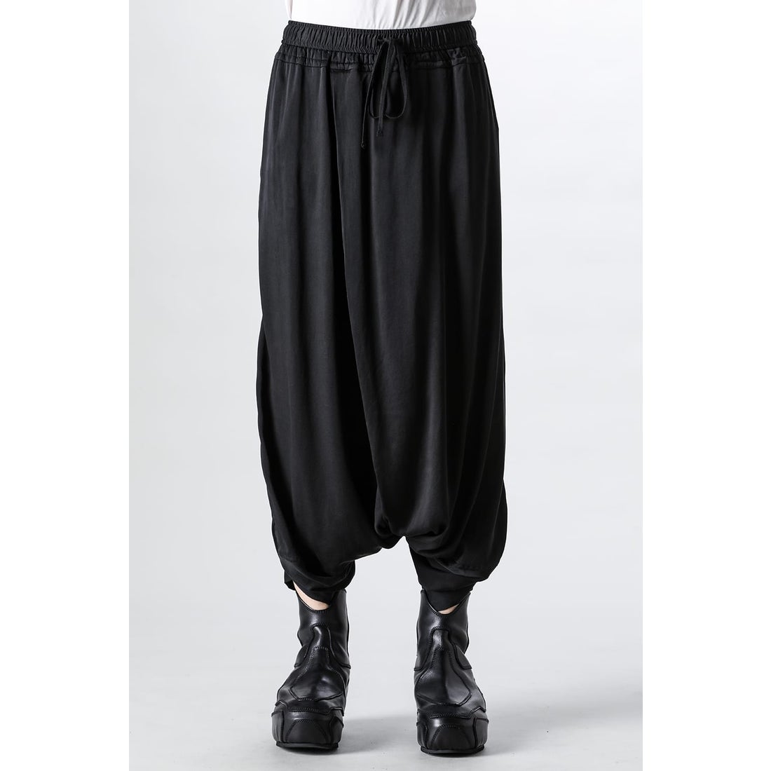 ユリウス JULIUS Silk Satin Twisted Sarrouel Pants（BLACK） -FASCINATE