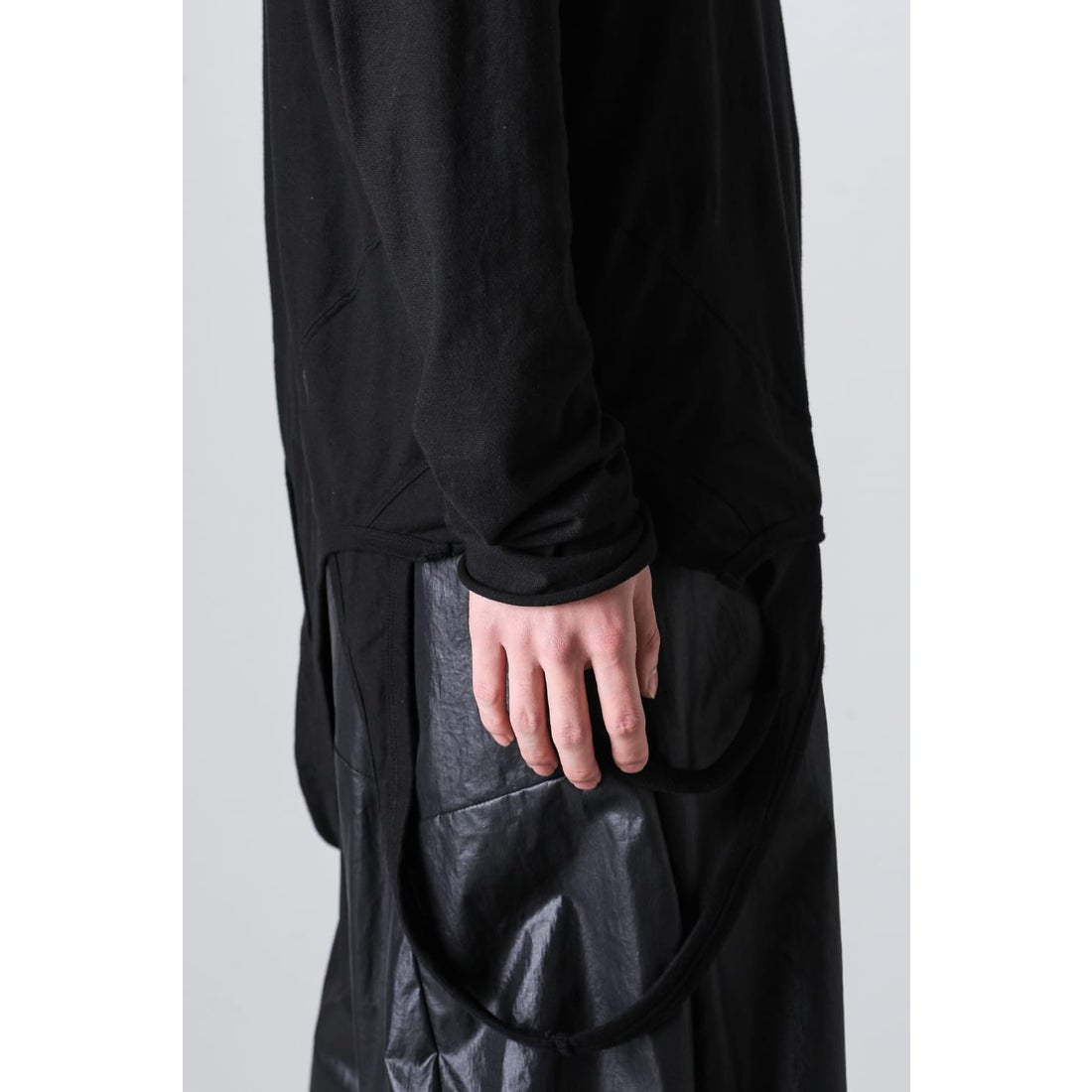 JULIUS Loop Hem Longsleeve Top （Black）- Osaka / Kyoto, Ship