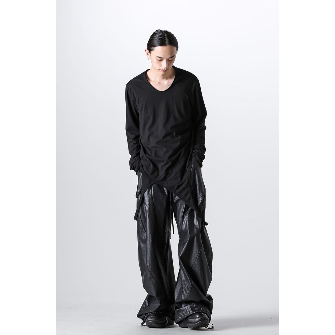 JULIUS Loop Hem Longsleeve Top （Black）- Osaka / Kyoto, Ship