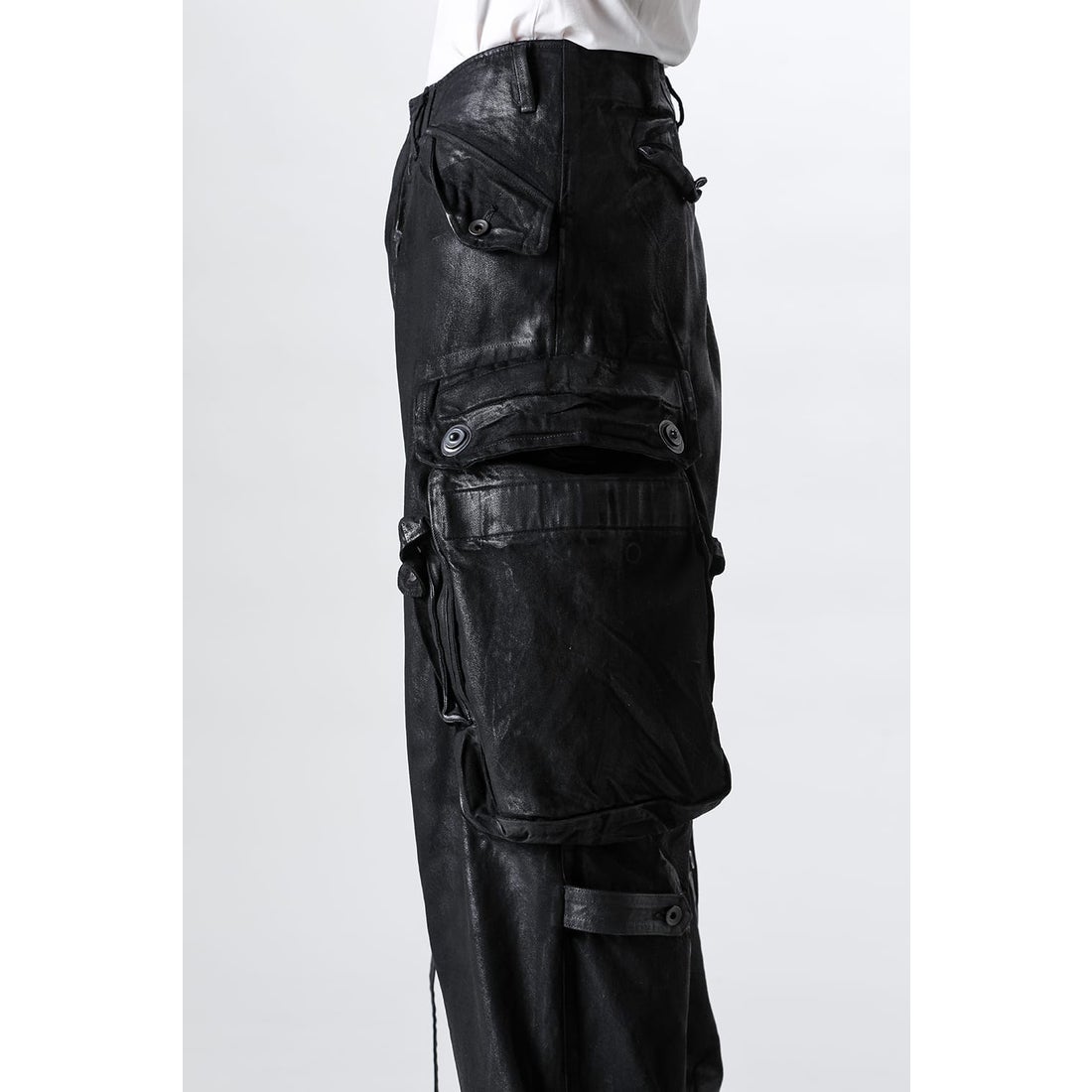 ユリウス JULIUS 12oz Coated Denim Wide Gasmask Cargo Pants（BLACK