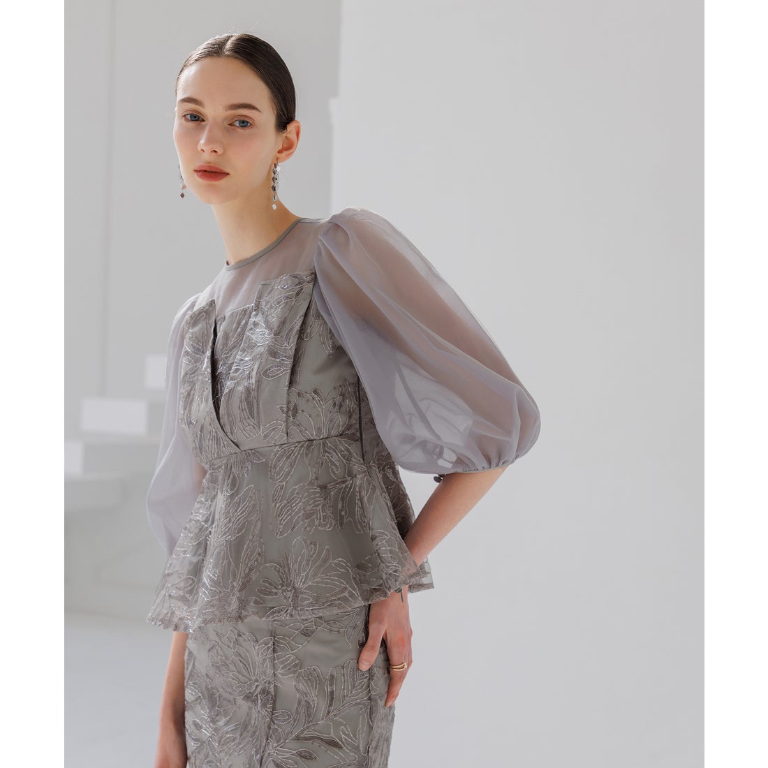 レジャ Leja シアーパフスリーブペプラムスパンコール花柄Iライン