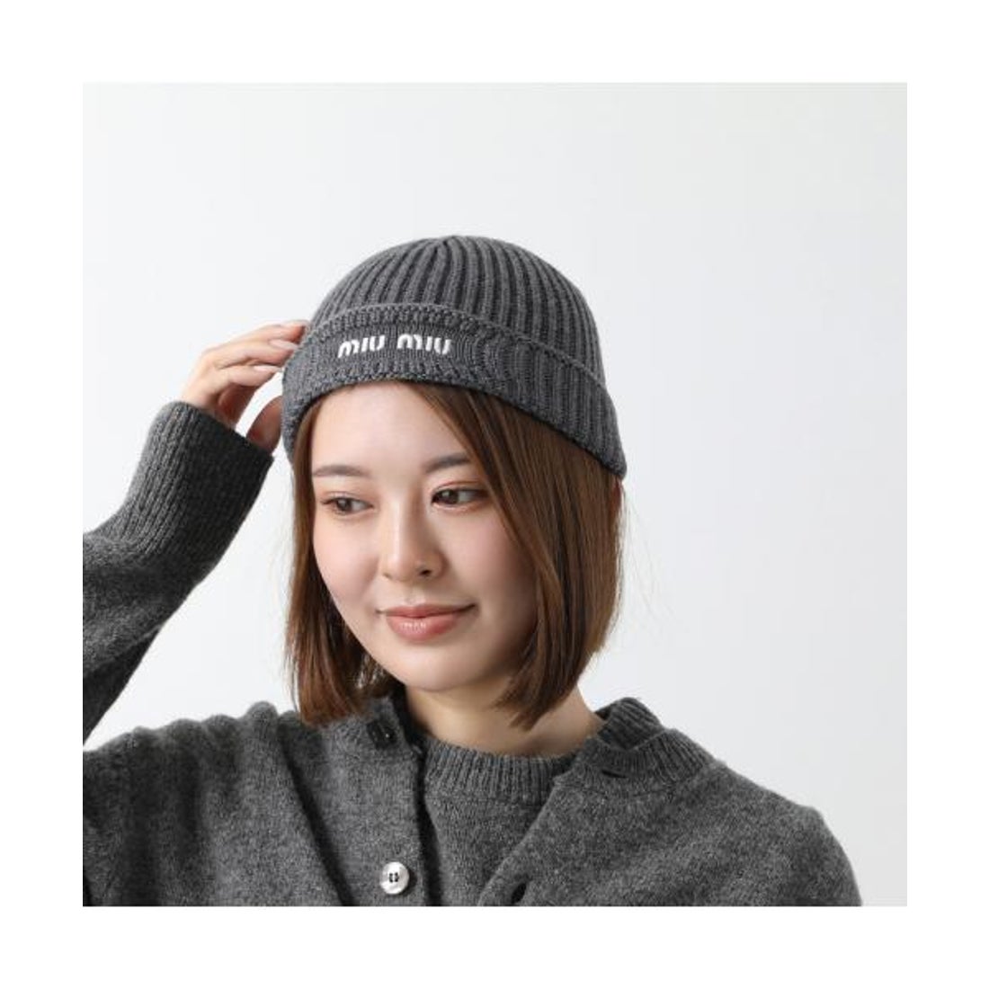 ミュウミュウ MIUMIUブラックニット帽 白いロゴ付き MIUMIU】ミュウ