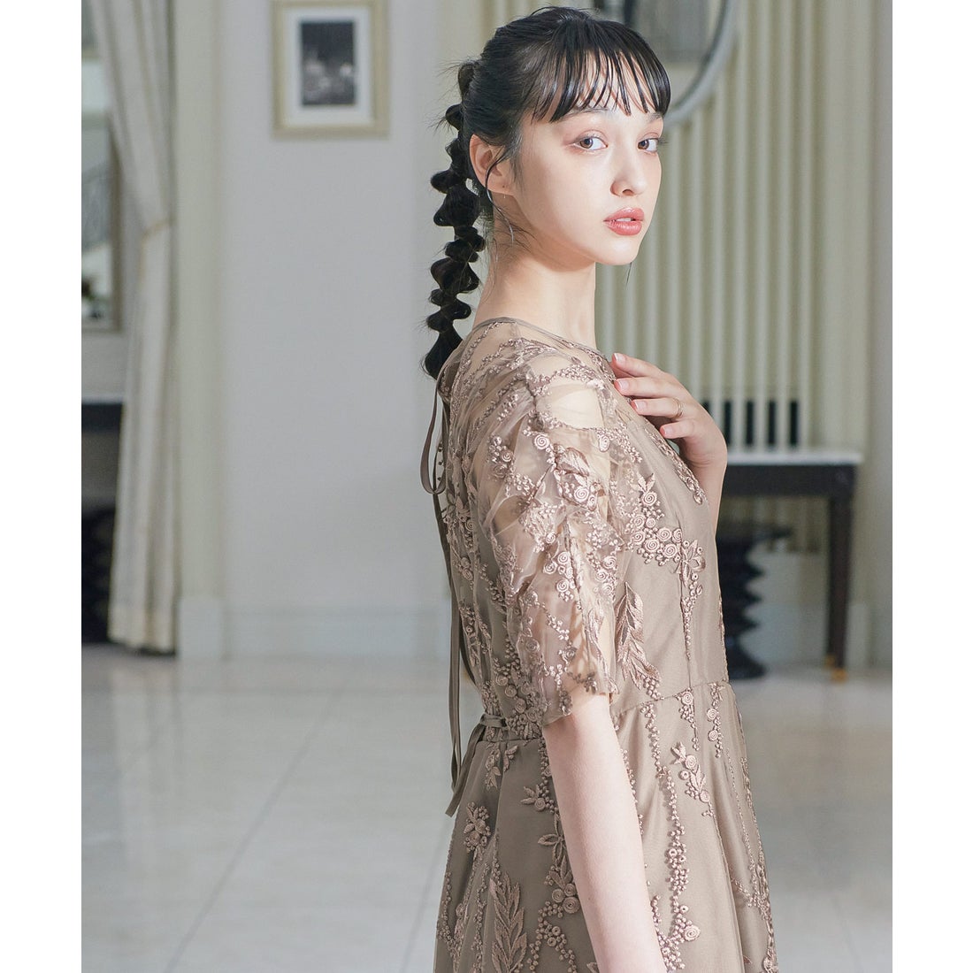 ニアナ niana 刺繍レース バックリボン パーティードレス （モカ