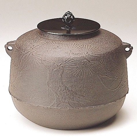 通販販売【茶道具】 尻張釜 老松地紋 *菊地政光* 風炉用*[kmh90306