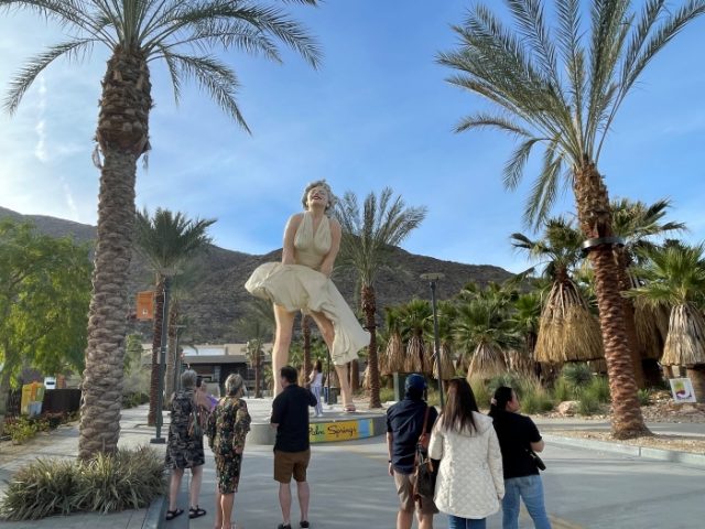 砂漠のリゾートに立つマリリン・モンローの巨大彫像｜ハリウッド
