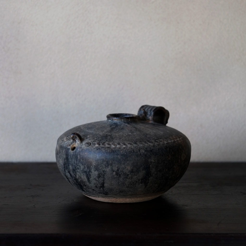 クメール朝 黒褐釉鳥型取手付水注 | 骨董と詩学 Antique & Poetics