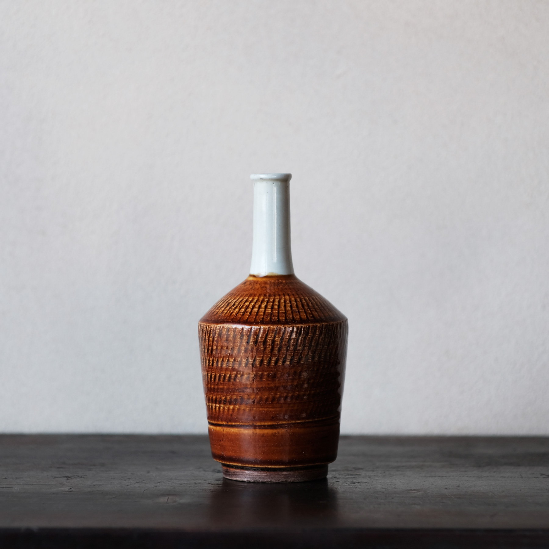 長与焼 白磁飴釉飛鉋徳利 | 骨董と詩学 Antique & Poetics | 蛇韻律