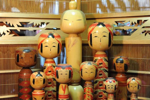 こけし】歴史や由来、特徴を徹底解説！日本が誇る伝統工芸品｜THE GATE