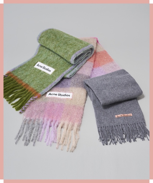 アクネ ストゥディオズ＞が彩る、2025秋冬を楽しむマフラー