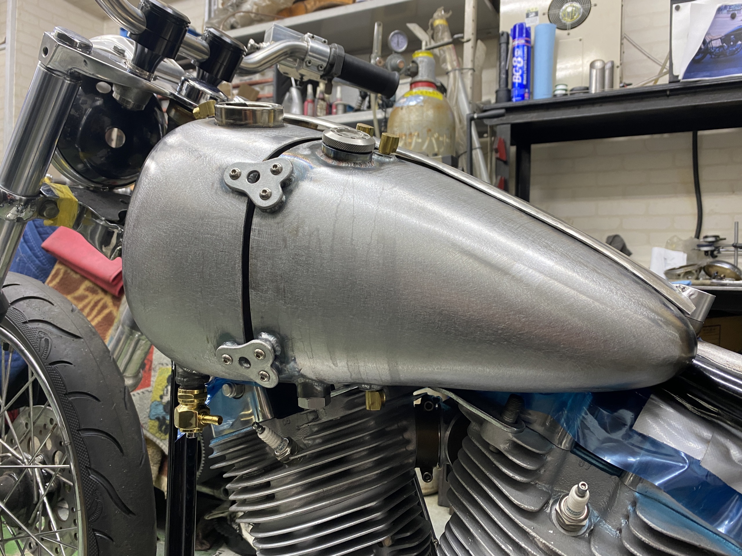 ハーレーショベル4速フレーム用オイルタンク オイルタンクがこんな所に