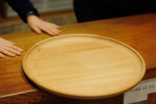 モダンデザインの実用品から茶道具まで。鎌倉彫の一翆堂が、親子三代