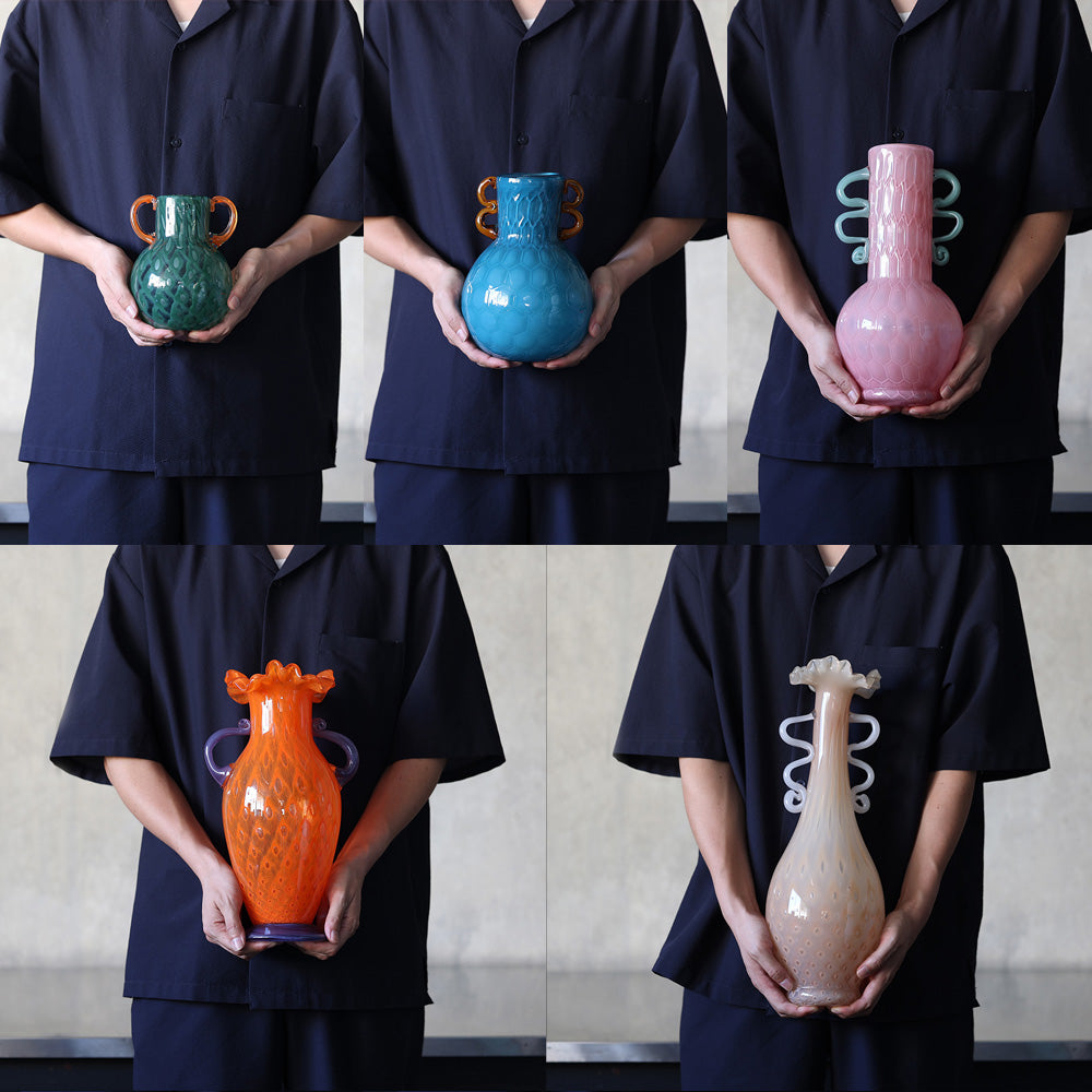 繊細なガラスで仕立てられたフラワーベース Quyen（クエン） – MAG