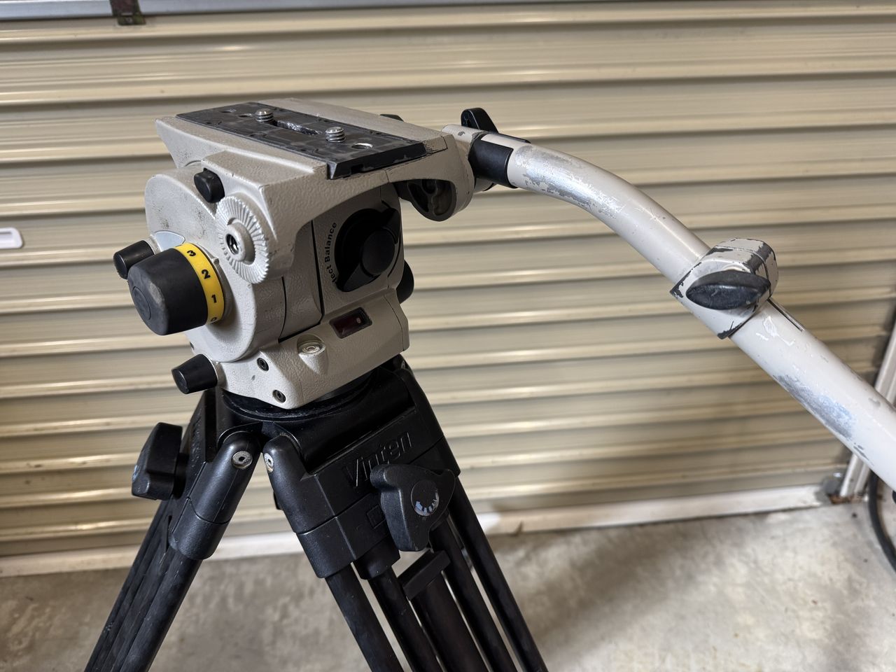 Vinten V100-LT Vision100システム カーボン 3段式 Torque-Safe 三脚