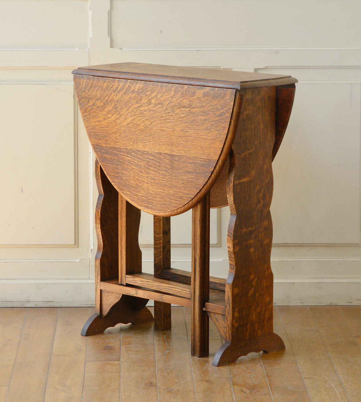 アンティークの素敵な英国家具、マホガニー材のバタフライテーブル(k