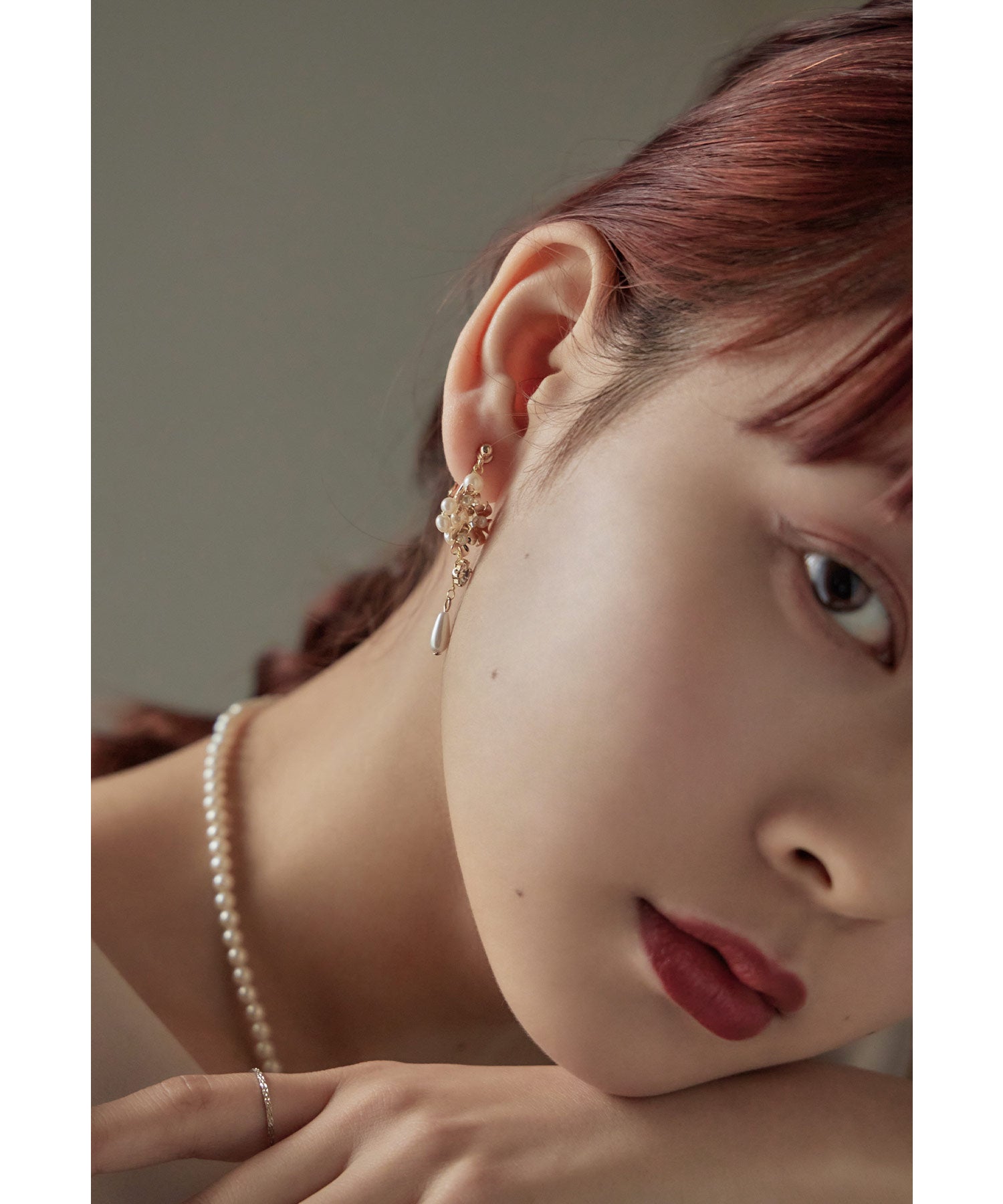 フラワーモチーフパールイヤリング 花 華やか 上品 大人 お呼ばれ