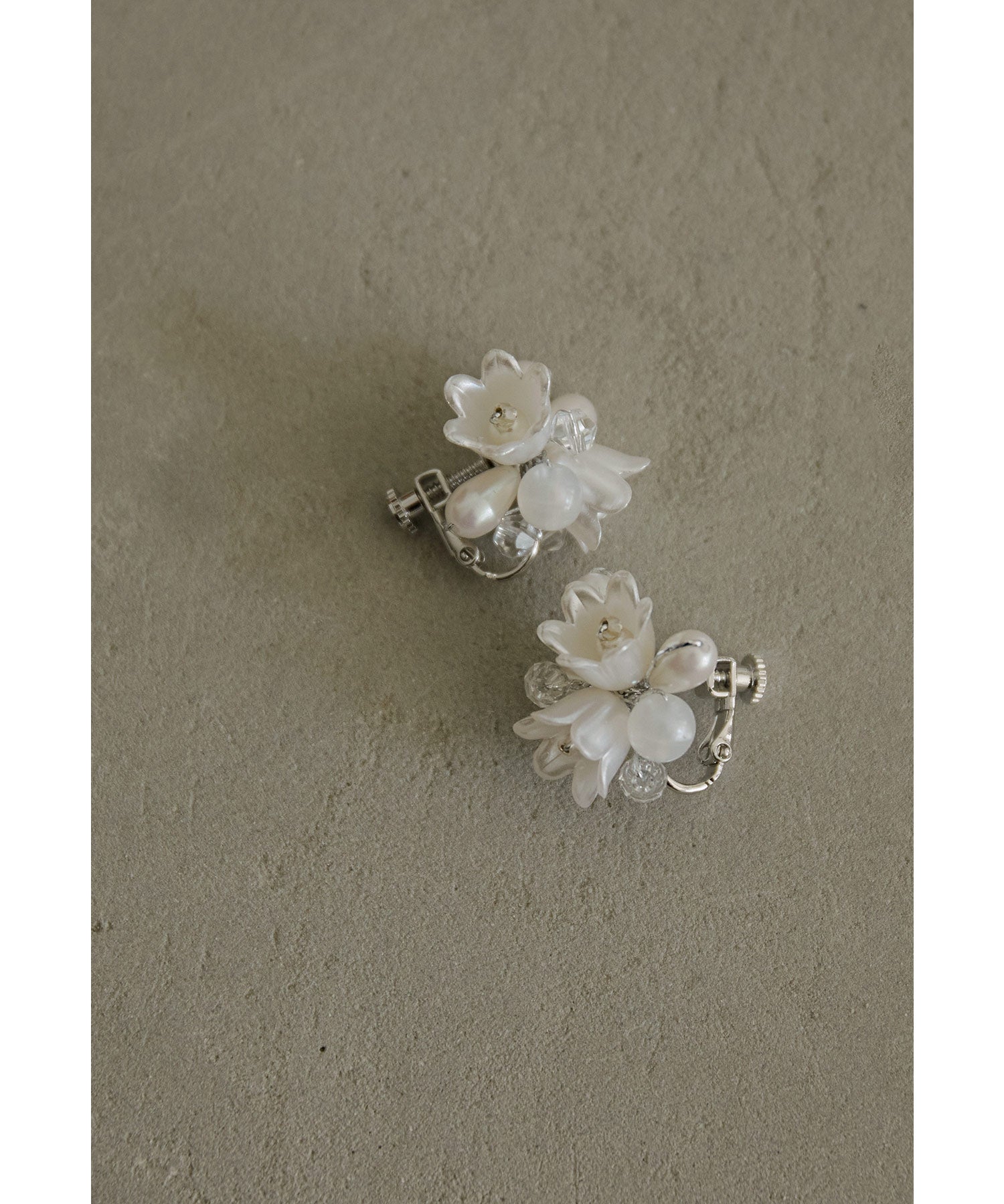 フラワーモチーフパールイヤリング 花 結婚式 お呼ばれ フォーマル