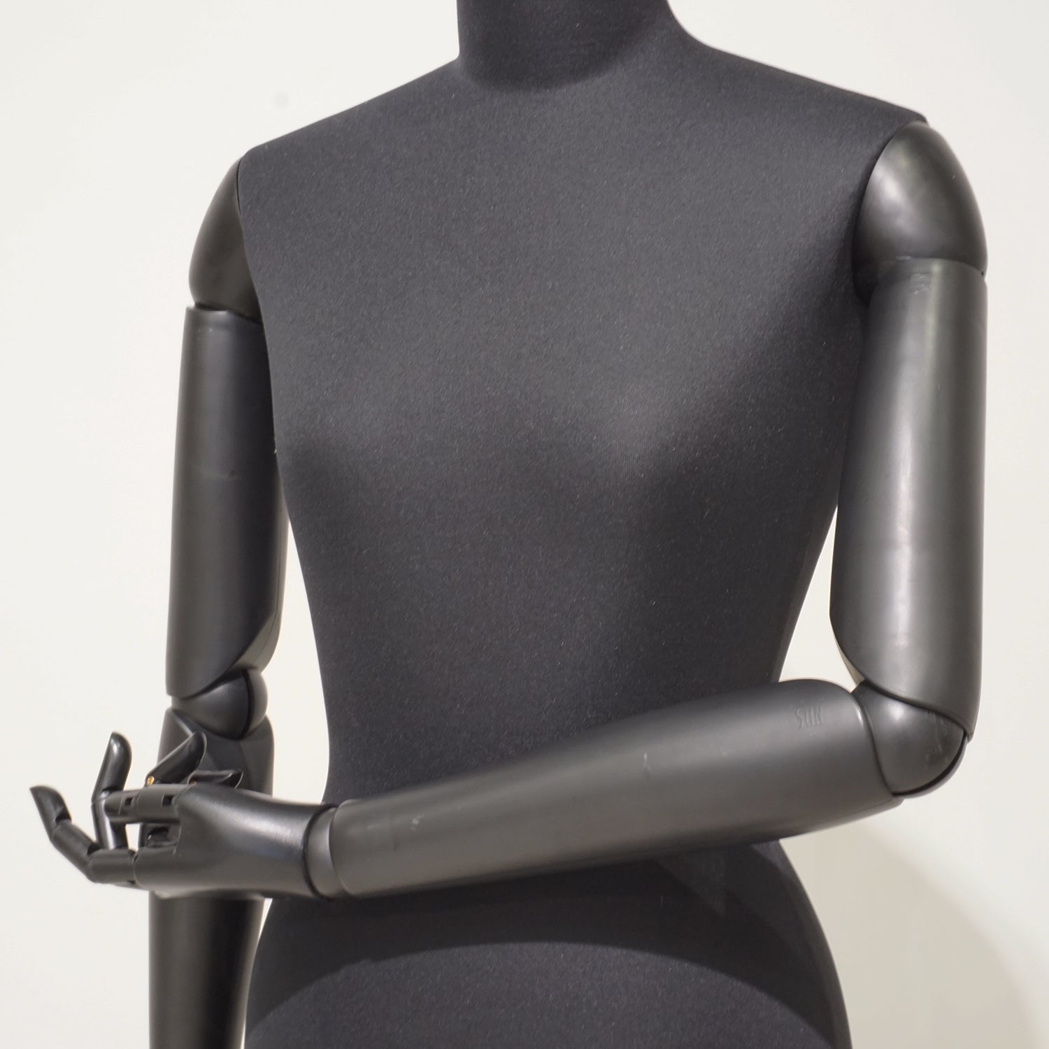 レディース 全身トルソー オールブラック仕様｜おしゃれな什器の企画