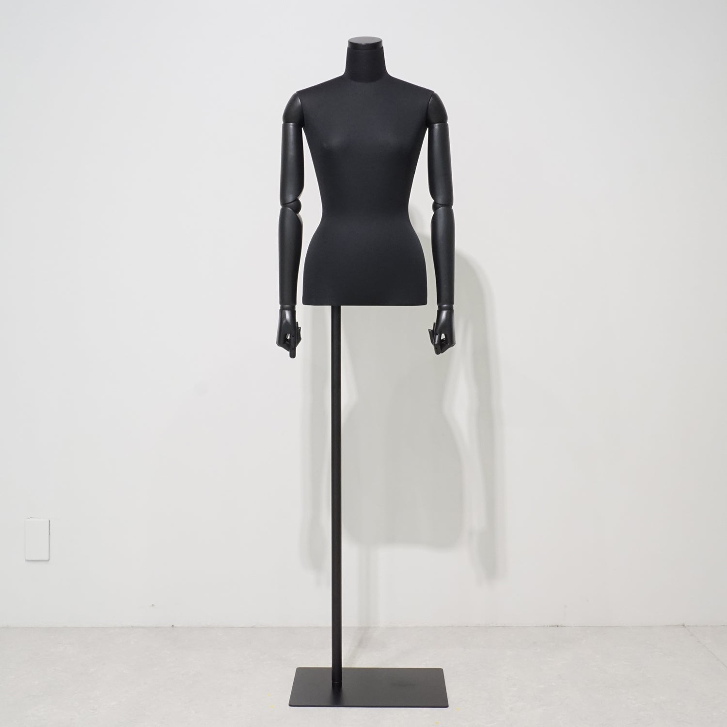 レディース 全身トルソー オールブラック仕様｜おしゃれな什器の企画