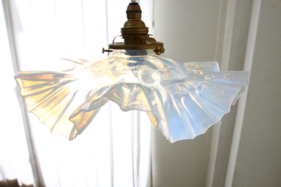 オパールセントガラス フリル ペンダントランプ｜アンティーク家具