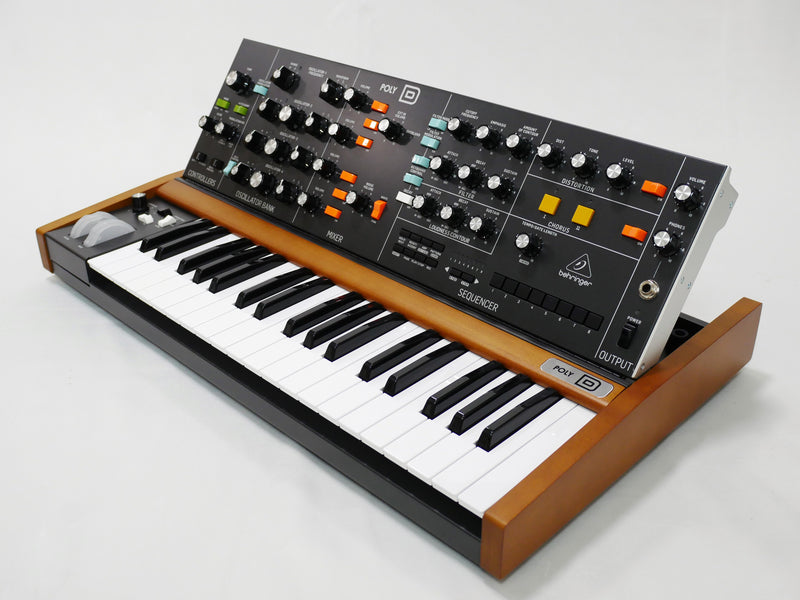 DeepMind 6 ポリフォニックアナログシンセサイザー Behringer