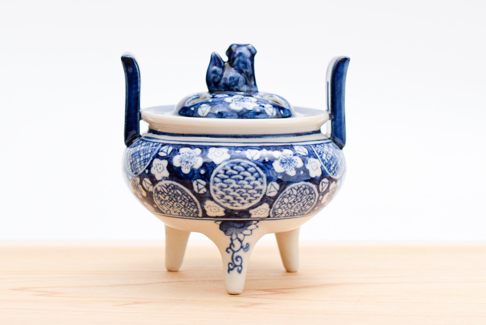 染付け香炉 骨董 Amazon｜高橋道八 染付獅子香炉 京焼 清水焼 香道具