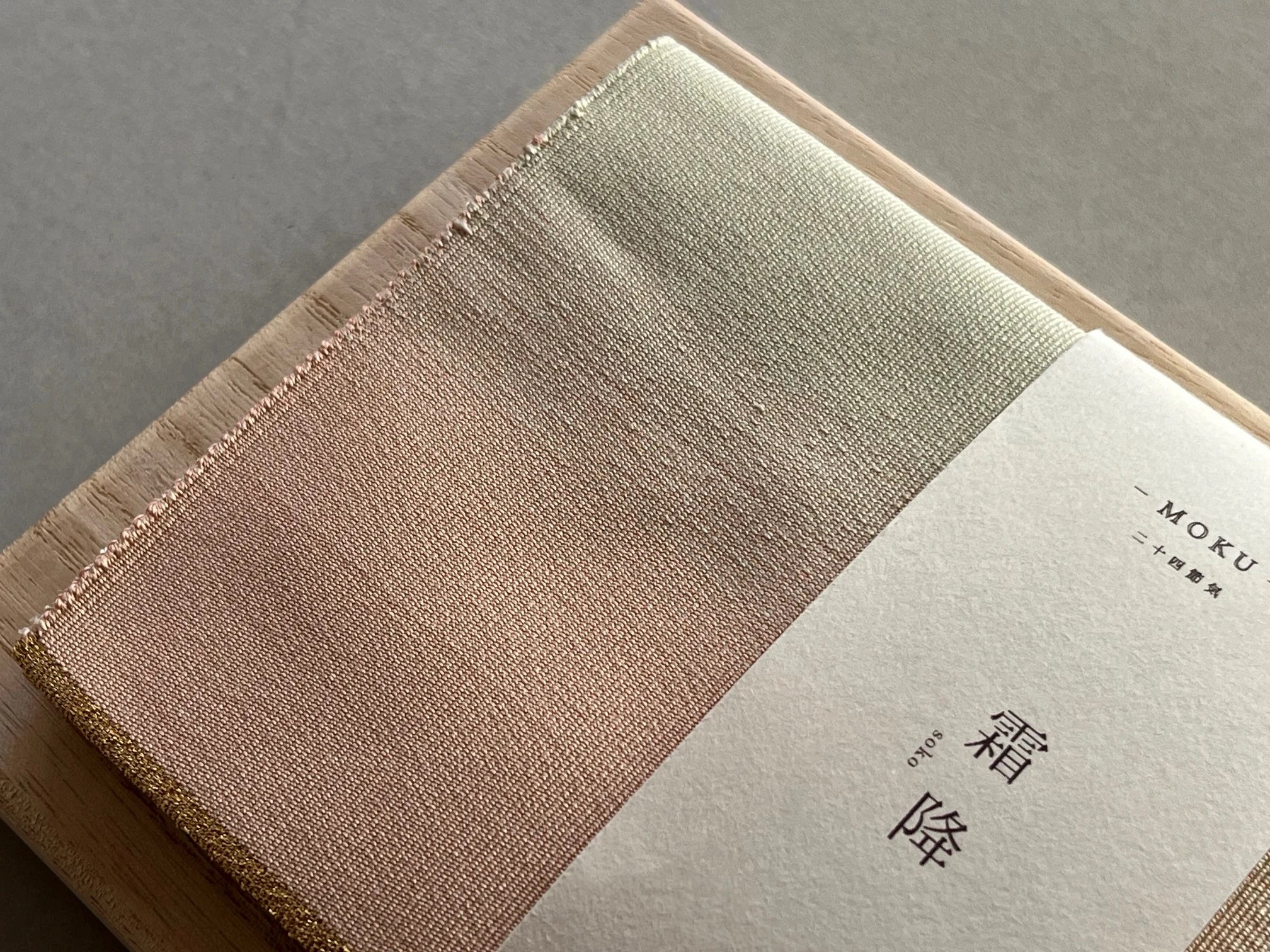 西陣織 綴織 懐紙入れMOKU｜二十四節季を織り込む 手織りシルク – 清原