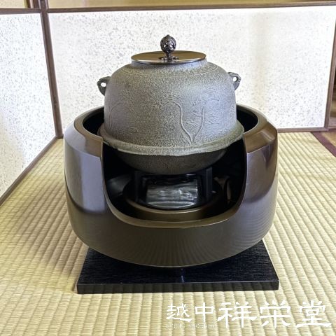 楽天市場】【茶器/茶道具 風炉＆風炉釜＆五徳＆敷板付】 面取風炉 金谷