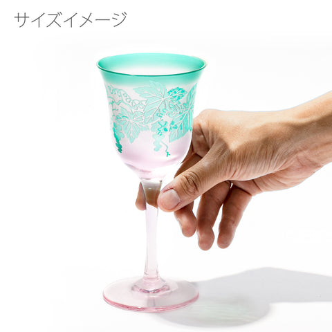彫刻 夢柄子 ぶどう紋 ワイングラス ピンク/グリーン ｜江戸切子グラス