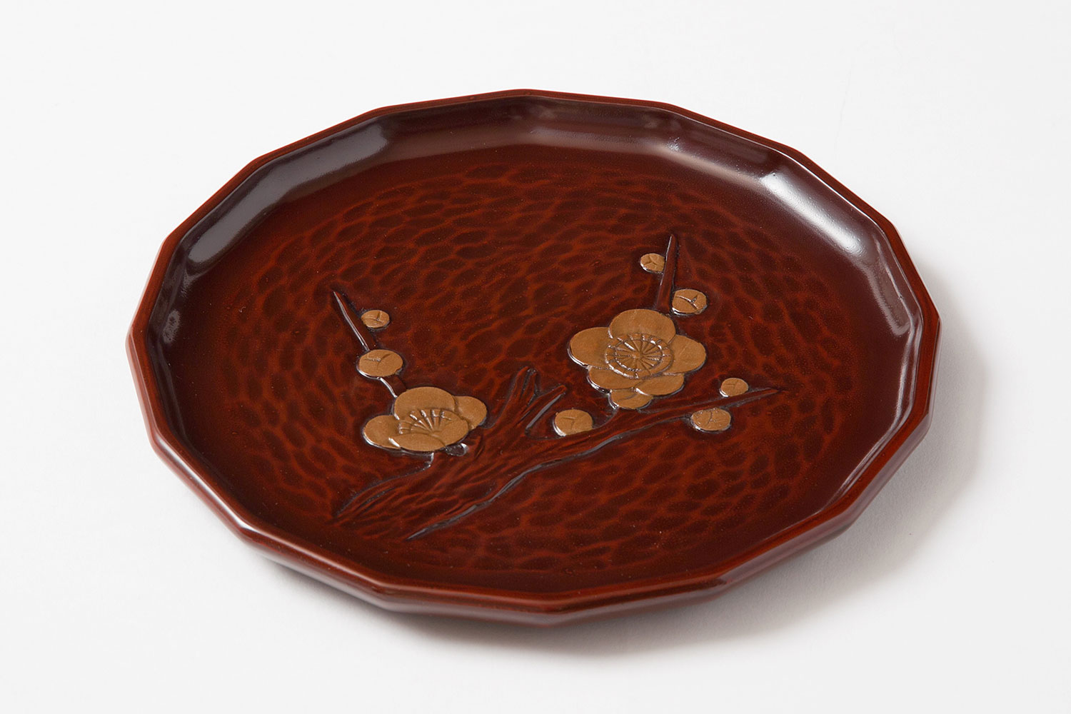 鎌倉彫の十六角盆 8寸一色錆 枝梅 | 鎌倉彫陽雅堂 公式オンライン