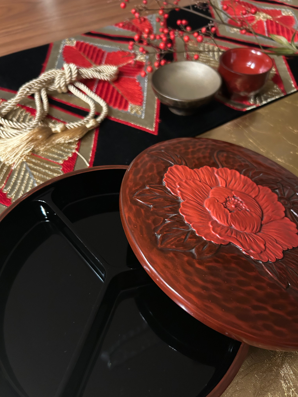 鎌倉彫の鎌倉彫 オードブル重 牡丹 朱入り | 鎌倉彫陽雅堂 公式