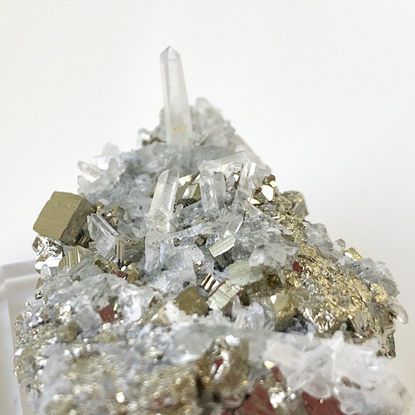 パイライトと水晶の共生鉱物〈ペルー アンカシュ産〉 : Mineral&Fossil