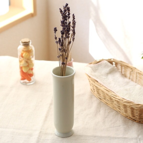 白い陶器の細長い瓶 木箱付き花入 白い陶器の細長い瓶 木