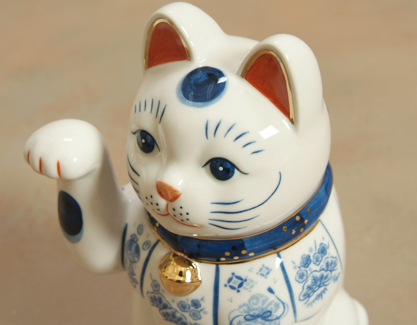 瀬戸焼 招き猫 瀬戸物 染付 陶磁器 福招き 高さ約25.5cm 金襴座布団