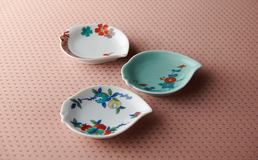 赤絵 桜紋 桃型 豆皿 10cm 有田焼 // レトロ 和食器 食器 小皿