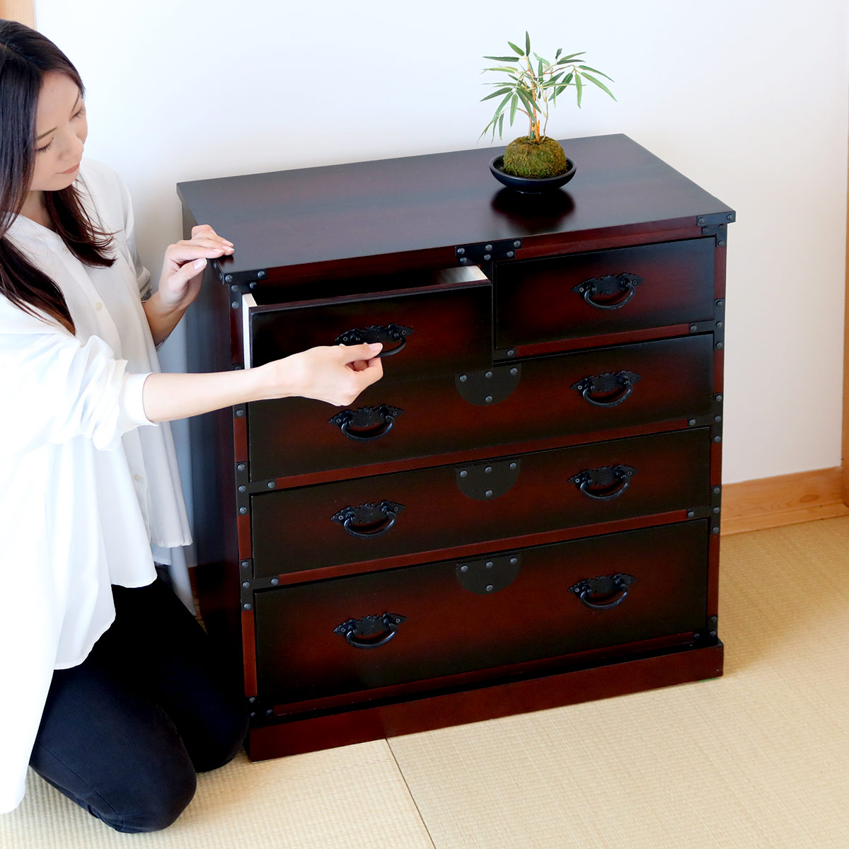 クロシオ 引出箪笥 4段 民芸調 桐製 和タンス 幅67cm （ 和風 たんす