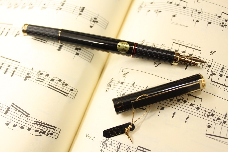 VALENTINO（ヴァレンティノ） Valentino Garavani 万年筆 黒 細字