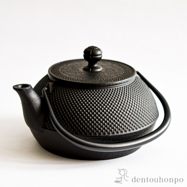 岩鋳（IWACHU） 鉄瓶 7型 特製アラレ紋 内面釜焼・外面黒焼付仕上げ IH