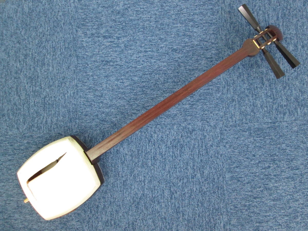 □ 津軽三味線 子持 綾杉彫 紅木 二枚溝 Shop （特上）津軽紅木三味線