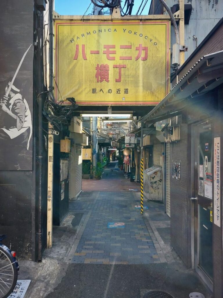 吉祥寺ハーモニカ横丁カード デザインマンホールをお披露目＆限定